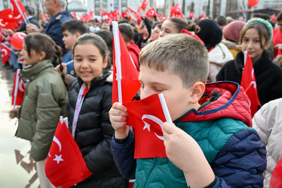 🇹🇷Ay Yıldızlı Al Bayrağımızın gölgesi altında, yüreklerinde taşıdıkları bayrak sevgisinden aldıkları güçle geleceğe umutla yürüyen tüm öğrenci, öğretmen ve idarecilerimize başarılarla dolu bir dönem diliyorum.

#BayraklaBaşlayanOkul