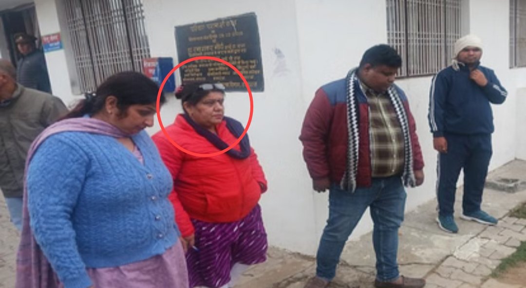हाथरस सीएमओ कार्यालय से महिला बाबू को 5 हजार की रिश्वत लेते एंटी करप्शन ने रंगे हाथों पकड़ा।इंटर्नशिप अलॉटमेंट के नाम पर मांगी रिश्वत,सीएमओ कार्यालय के आईटी आई मेडिकल बोर्ड में तैनात है महिला बाबू बबीता चौहान। <a href="/ACOUPPolice/">Anti Corruption Organisation, UP.</a> <a href="/CMOfficeUP/">CM Office, GoUP</a> <a href="/brajeshpathakup/">Brajesh Pathak</a>