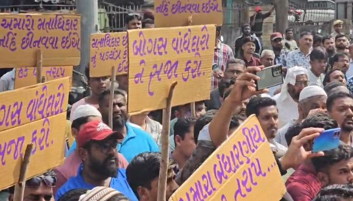 tv13gujarati's tweet image. નવસારી: વાંસદામાં મતદાર યાદી મુદ્દે મોટો વિવાદ, 650થી વધુ મુસ્લિમ મતદારોના નામ કમી કરવાના આક્ષેપથી હોબાળો

tv13gujarati.com/news/navsari-b…

#ElectionCommission #MuslimCommunity #Gujarat #VoterList #Navsari