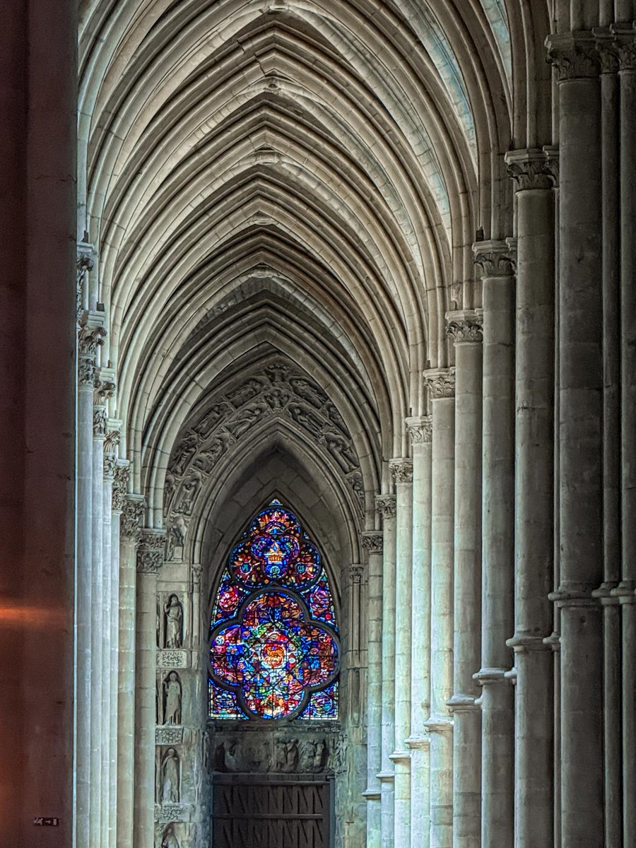 La République nous promet le progrès.
On récolte le chaos.
Insécurité.
Dette.
Perte d’identité.
Mépris de notre histoire.
Mépris de notre foi.
Mépris du peuple.
Depuis 200 ans, ils déconstruisent tout.
Famille.
École.
Autorité.
Nation.
Et ils appellent ça “modernité”.
Nous, on