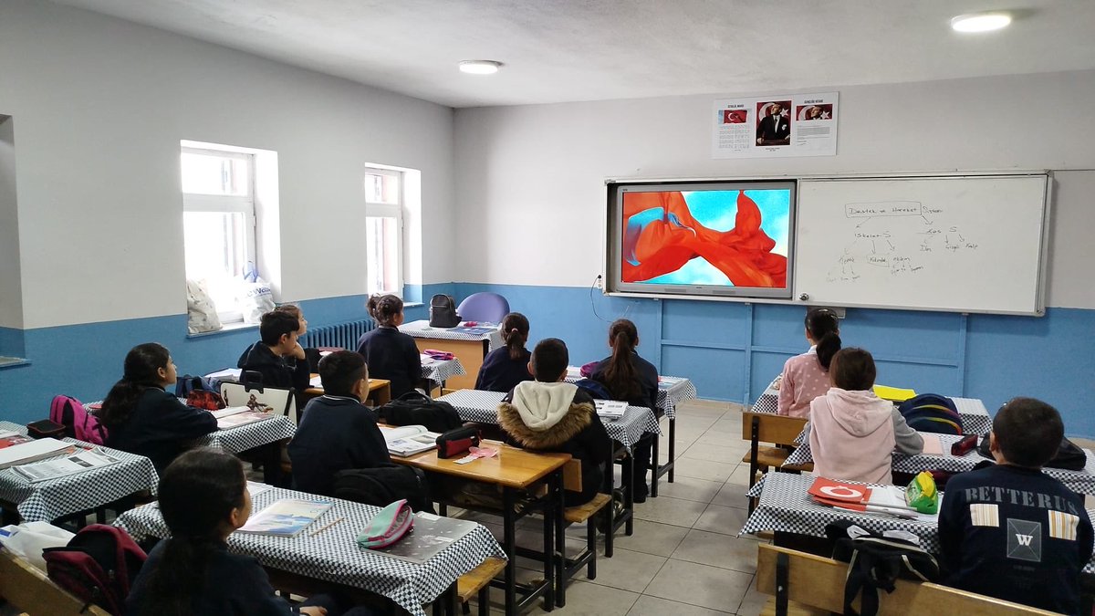 TaskaynakO25's tweet photo. 🇹🇷 “Ey mavi göklerin beyaz ve kızıl süsü 
Kız kardeşimin gelinliği, şehidimin son örtüsü!” 🇹🇷

#İstiklalBayraklaİstikbalMaarifle
#BayraklaBaşlayanOkul

@tcmeb @Yusuf__Tekin @ekicis20 @hakancinarmem https://t.co/2nsgID5gPZ