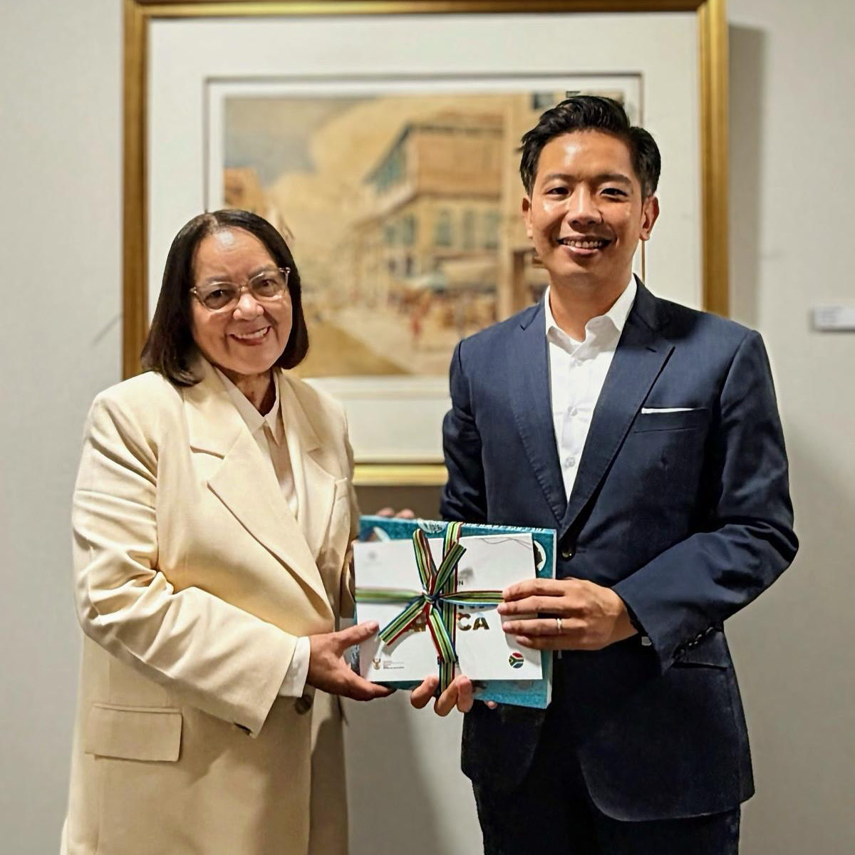 alvinshtan's tweet photo. 🇿🇦🇸🇬 Hosted South Africa’s Tourism Minister @PatriciaDeLille in Singapore. We discussed strengthening tourism ties, joint marketing and trade fairs, building a more resilient sector via youth skills and tools like AI, and deepening trade links through FTAs and AfCFTA. https://t.co/KlimEaH2dA