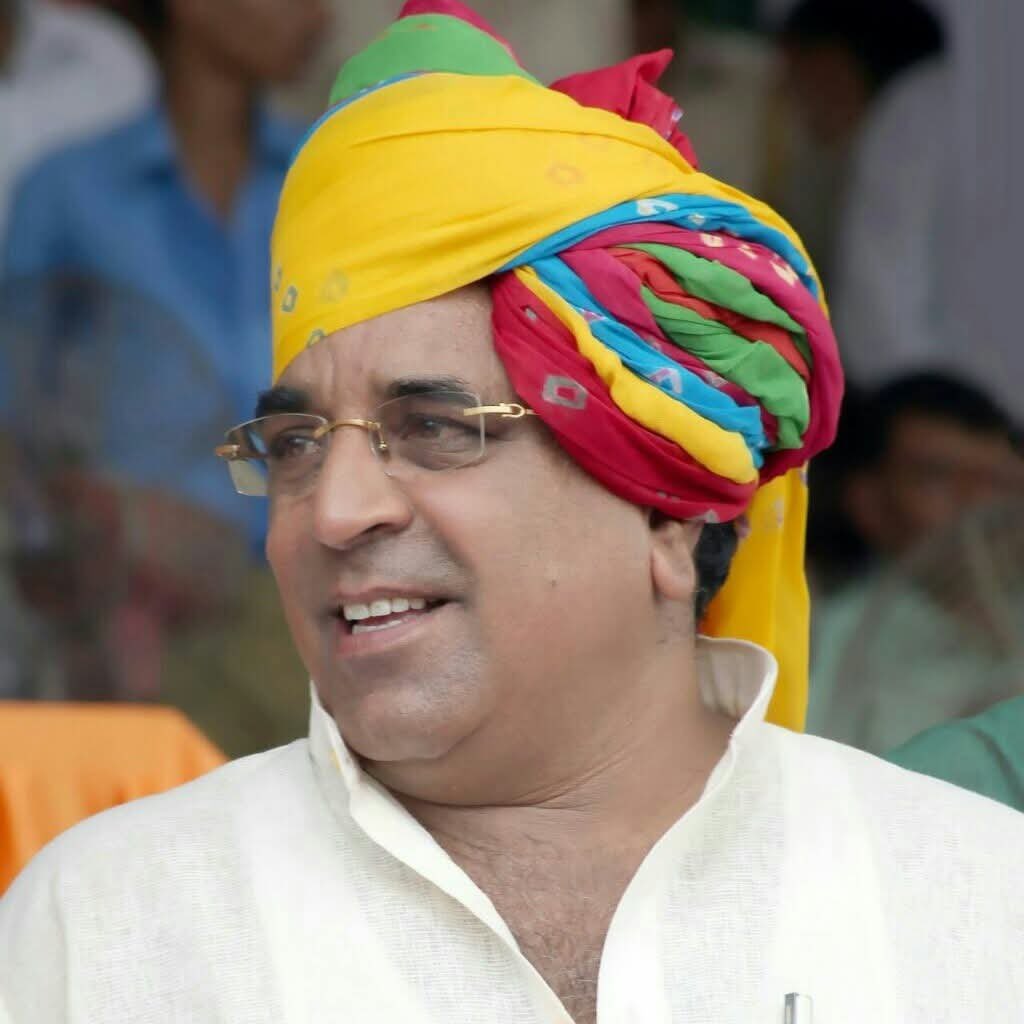 doi_veeru's tweet photo. पूर्व केबिनेट मंत्री श्री हेमसिंह भडाना जी के निधन का समाचार अत्यंत दुःखद है। उनका जाना समाज के लिए एक अपूरणीय क्षति है। उन्होंने अपने पूरे जीवन में जनसेवा,और जनहित के लिए समर्पित होकर कार्य किया।

ईश्वर दिवंगत आत्मा को शांति प्रदान करें एवं शोकाकुल परिवारजनों को यह गहन दुःख सहने की शक्ति दें।

ॐ शांति।
भावभीनी श्रद्धांजलि। 🙏💐