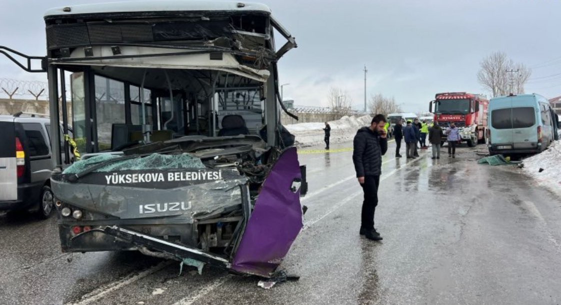 İlçemiz Vezirli Mahallesi yakınlarında meydana gelen trafik kazasında, belediyemize ait halk otobüsü ile toplu taşıma minibüsü kafa kafaya çarpıştı. Olay yerine itfaiye Müdürlüğü ekiplerimiz ile sağlık ekipleri sevk edildi. Kazada yaralanan vatandaşlar olay yerine sevk edilen