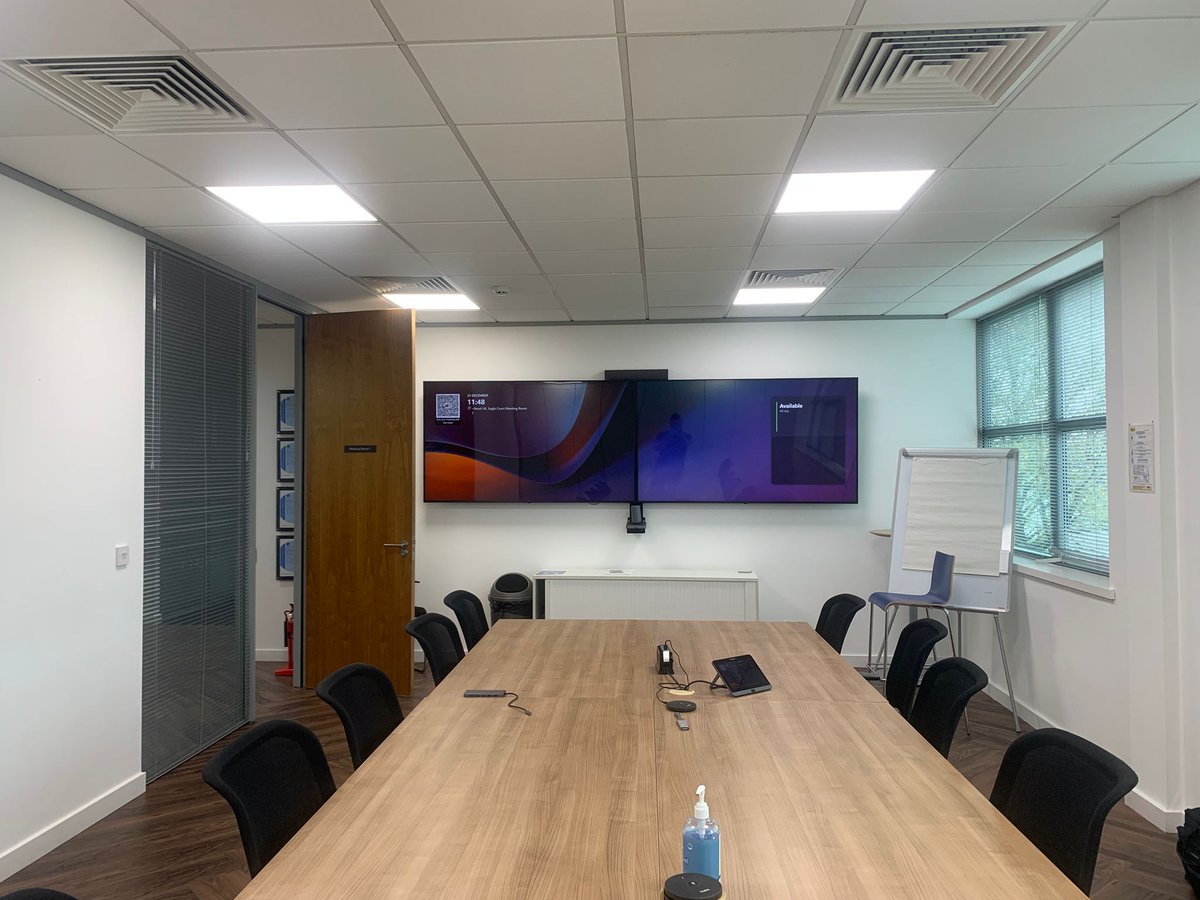 RapidTechToday's tweet image. A closer look at this dual screen Yealink setup 👀

Two screens make it easier to run video calls &amp;amp; share content at the same time, keeping meetings clear and focused. Speak to us today - zurl.co/gkSmQ 

#Yealink #VideoConferencing #AVSolutions #HybridWorking