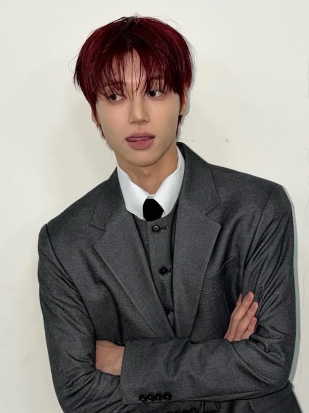 TOP_ATZ's tweet image. The concept of Anne Hathaway, Meryl Streep, Emily Blunt and Jung Wooyoung meeting isn't as impossible as i once thought it
#TheDevilWearsPrada2