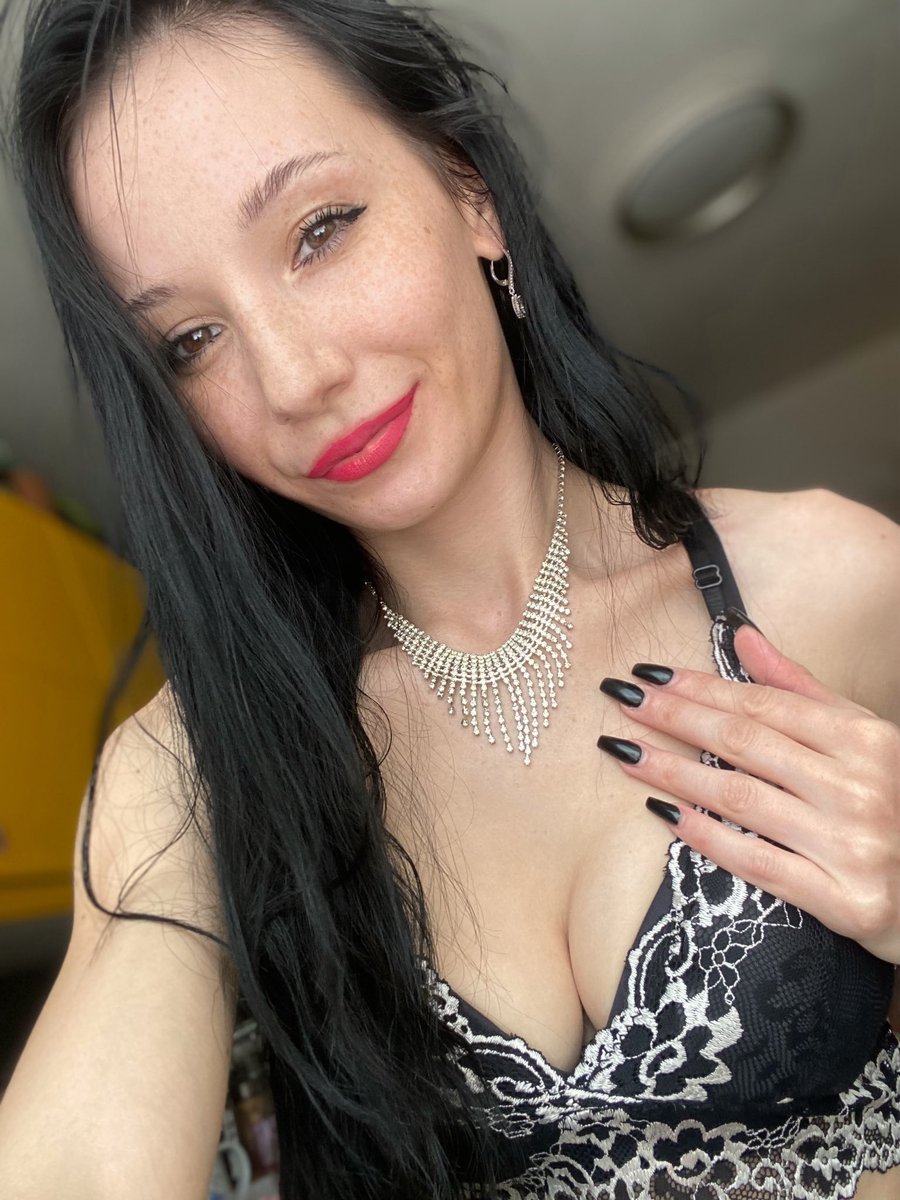 maminkajarka's tweet photo. Co se ti honí hlavou když se na mě podíváš?😌😈 https://t.co/6YMEAJXBEl