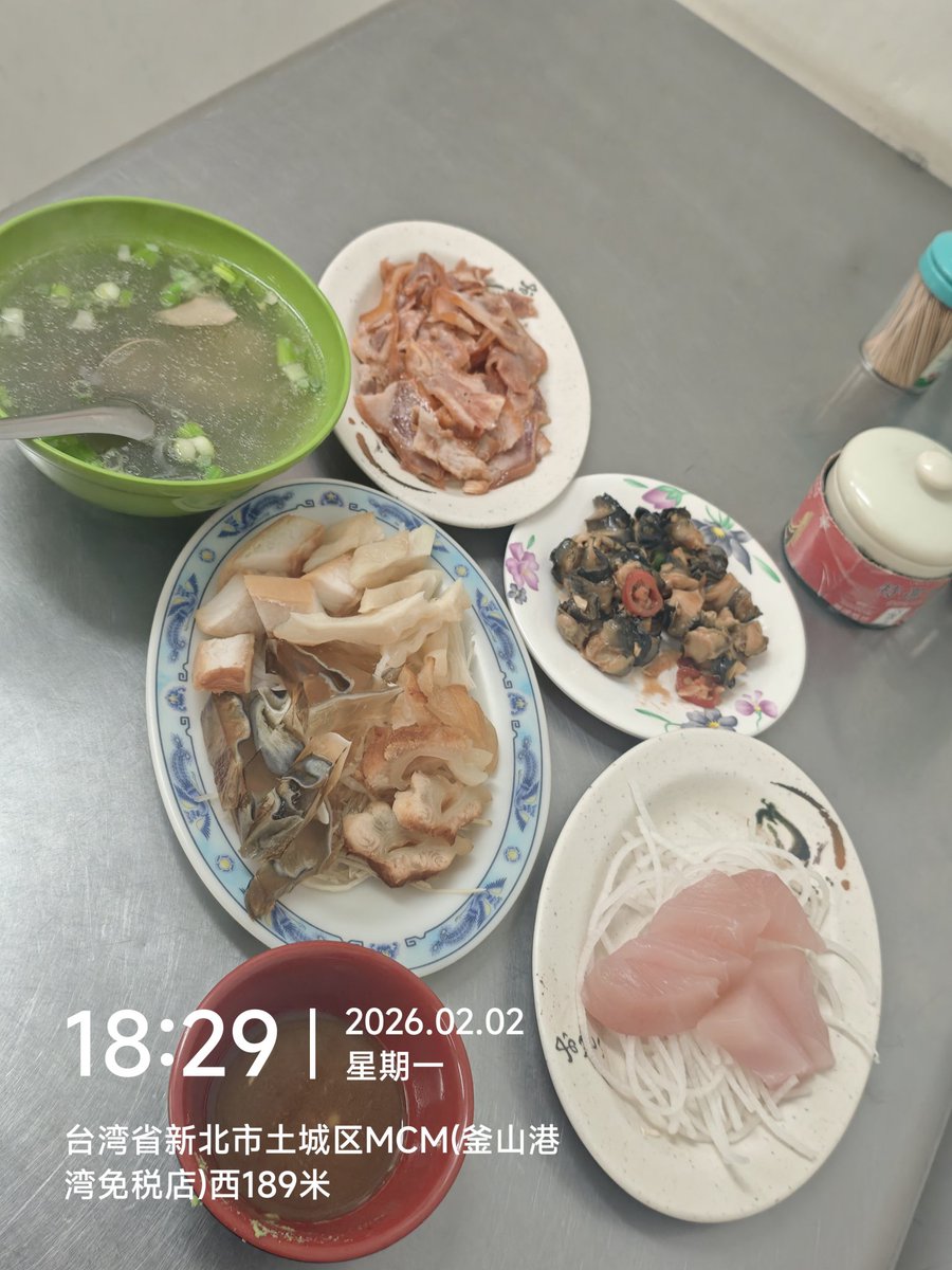 今天晚餐，旗魚生魚片nt$100元鲨鱼🦈综合180元螺肉小菜猪耳絲小菜各60元蛤蜊湯40元