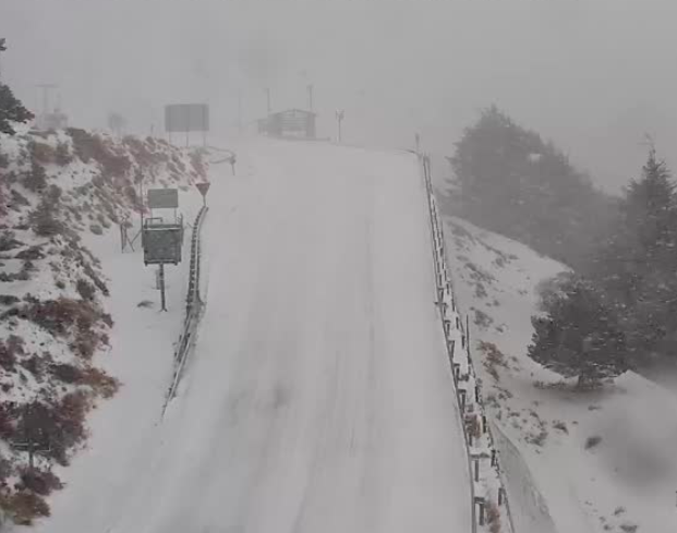 MeteoSN's tweet photo. @GrPagador @samurivas_meteo @JoseGuerreroPAO @ideal_granada @granadahoy @granadadigital @MeteoAlhambra @Granada_Meteo @Vigorro @MeteoChatSE @ecazatormentas ATENCION: Carretera de #SierraNevada; cadenas obligatorias y parece que con una incidencia grave de una máquina quitanieves en la A395. https://t.co/OGllep8JG3
