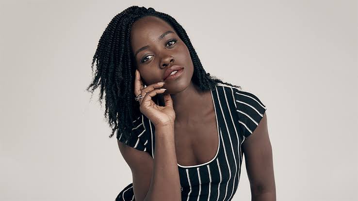 Baswa_'s tweet photo. Mais on s’en fout, Hélène est sorti d’un œuf parce que Zeus a baisé Léda en étant un Cygne !! C’est pas le scandale du siècle qu’Hélène soit noire ! 

Et utilisez des meilleures photos de Lupita la prochaine fois au moins. https://t.co/Qrr1NAPhbx