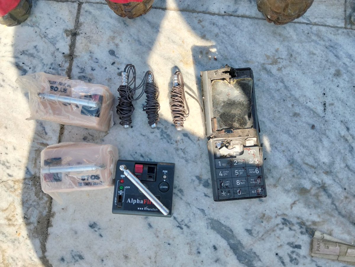 Naushki Update‼️

After an intense firefight at the DC Complex, Naushki, 7 Fitna Al Hindustan terrorists were neutralized and 1 apprehended alive. A large cache of weapons and equipment was recovered.
Security forces remain vigilant. 🇵🇰