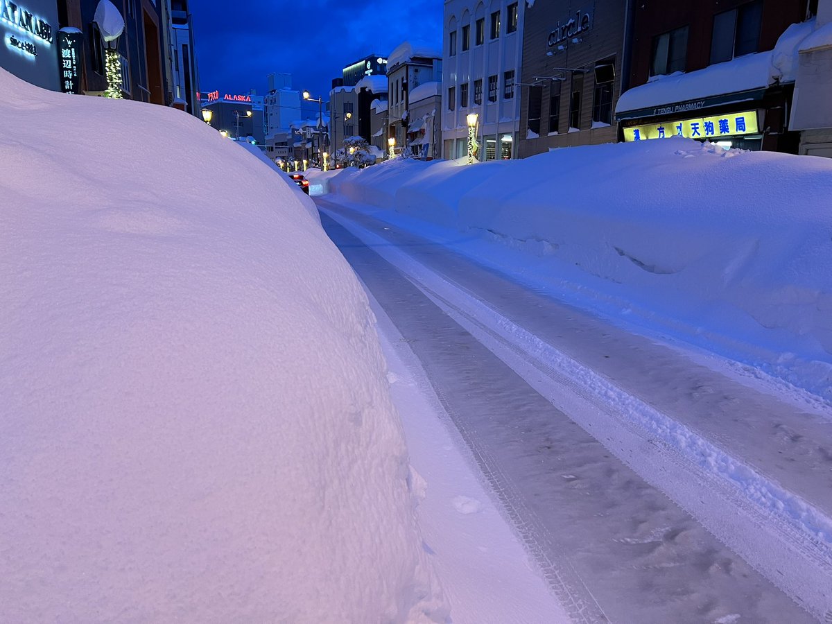 kanaria1128's tweet photo. 久しぶりに青森市に帰りました。
今雪の問題でてんやわんやみたいで実際に
自分も雪道歩きましたが1人分の通路しか確保されていない場所が多数あり大変でした。
それに40年ぶりに積雪180センチ越えらしいのですがせっかくの帰省楽しんでいきたいです。 https://t.co/8kptoJyMgk