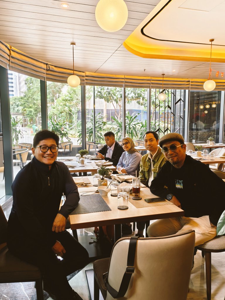 Lunch time di Arasa Ascott bareng bro Sonny dan tim Komdigi seputar pengembangan ekosistem startup Indonesia yang sudah jadi makanan sehari hari buat om Sonny sejak jaman 1000 startup,tetap semangat