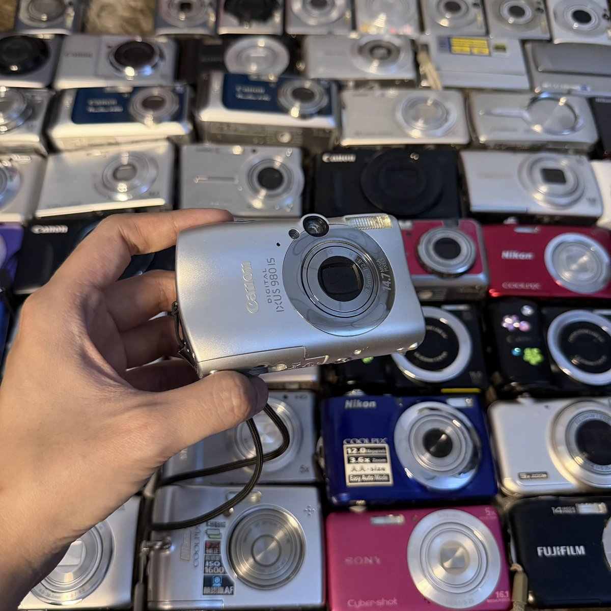 กล้องดิจิตอลเข้าเยอะมาก (มีมากกว่าในรูป) 
เริ่มต้น 2000 บาท 📸 
ลงวันนี้ 21:00 🪽 

📍rt + mention ปัก📍
ลด 100 บาททุกตัวค้าบ 
แถม sticker ทุกออเดอร์ 

(เดี๋ยวมาลงรายละเอียด+ราคาในเมนชั่นคับ)
ส่งฟรี j&amp;t / ส่งแมสในกทม.ได้

#กล้องดิจิตอลมือสอง #กล้องดิจิตอล