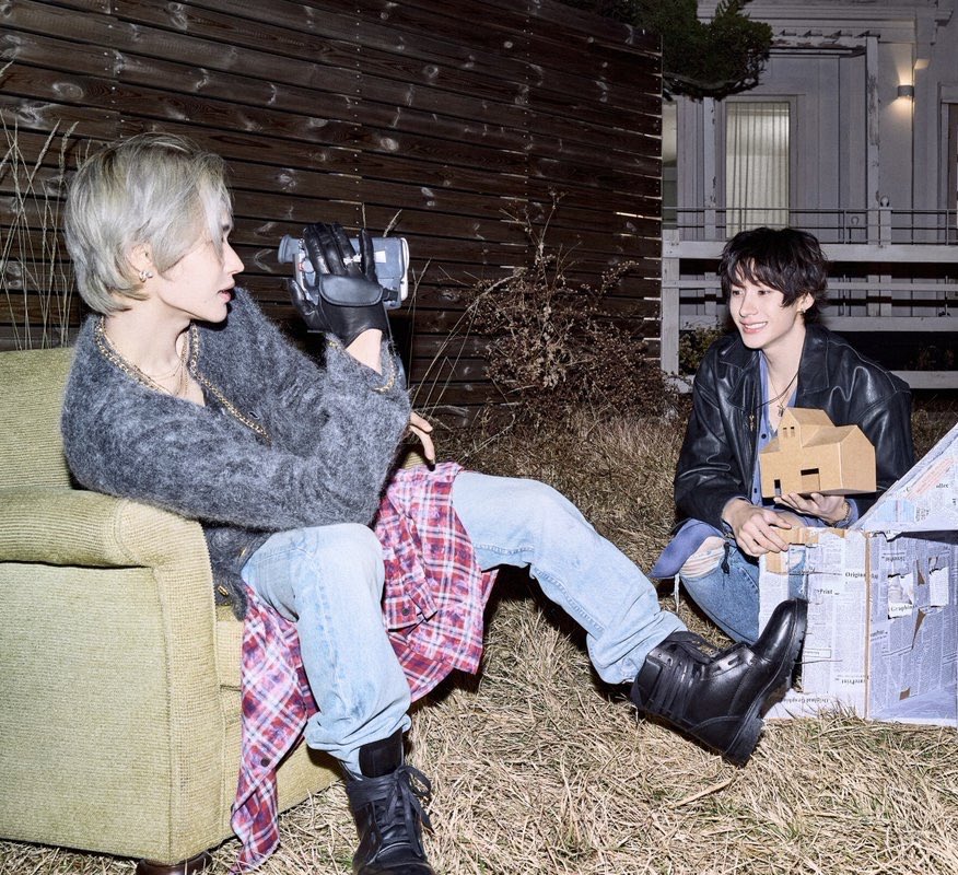 crea__n__n's tweet image. 빈앤톤 포카에 볼하트 하는거 찬영이 손인데 원빈이형 장갑 끼고 찍엇나봐 !! 컨포에는 원빈이가 끼고 잇는데