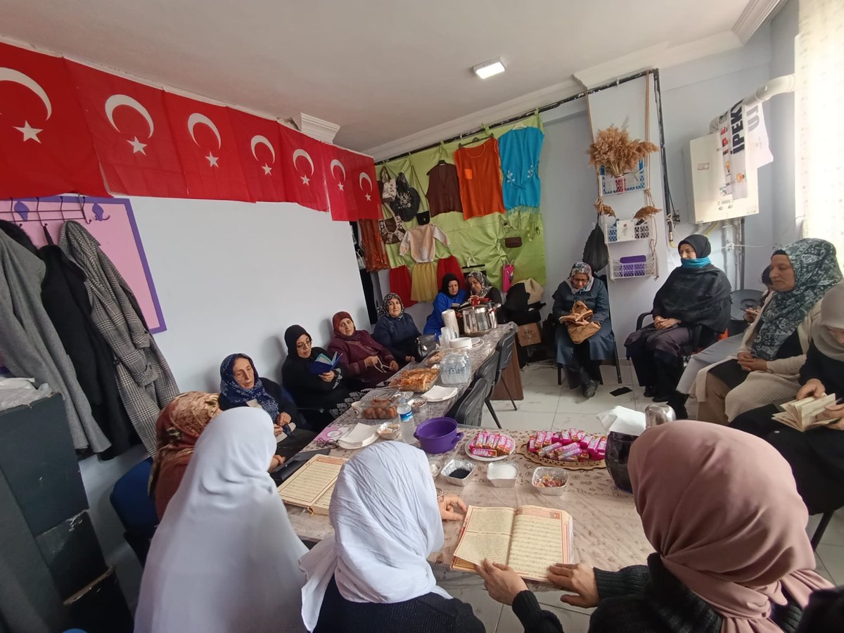 İpekyolu AK Parti İlçe Başkanımız Sn <a href="/YavuzKusanVan/">Yavuz Kuşan</a> ’ın öncülüğünde Anakademe AR-GE Birim Başkanımız Zühre Eyaz tarafından hazırlanan Berat Kandili programında; AR-GE Birimimizde Kur’an-ı Kerim ve Mevlid-i Şerif okutuldu.
<a href="/abuyukgumus/">Ahmet Büyükgümüş</a>
<a href="/MustafaAlkayis/">Av. Mustafa Alkayış</a>
<a href="/Recep_ayd25/">Recep Aydın 🇹🇷</a>
<a href="/ArvasAbdulahat/">Abdulahat Arvas</a>