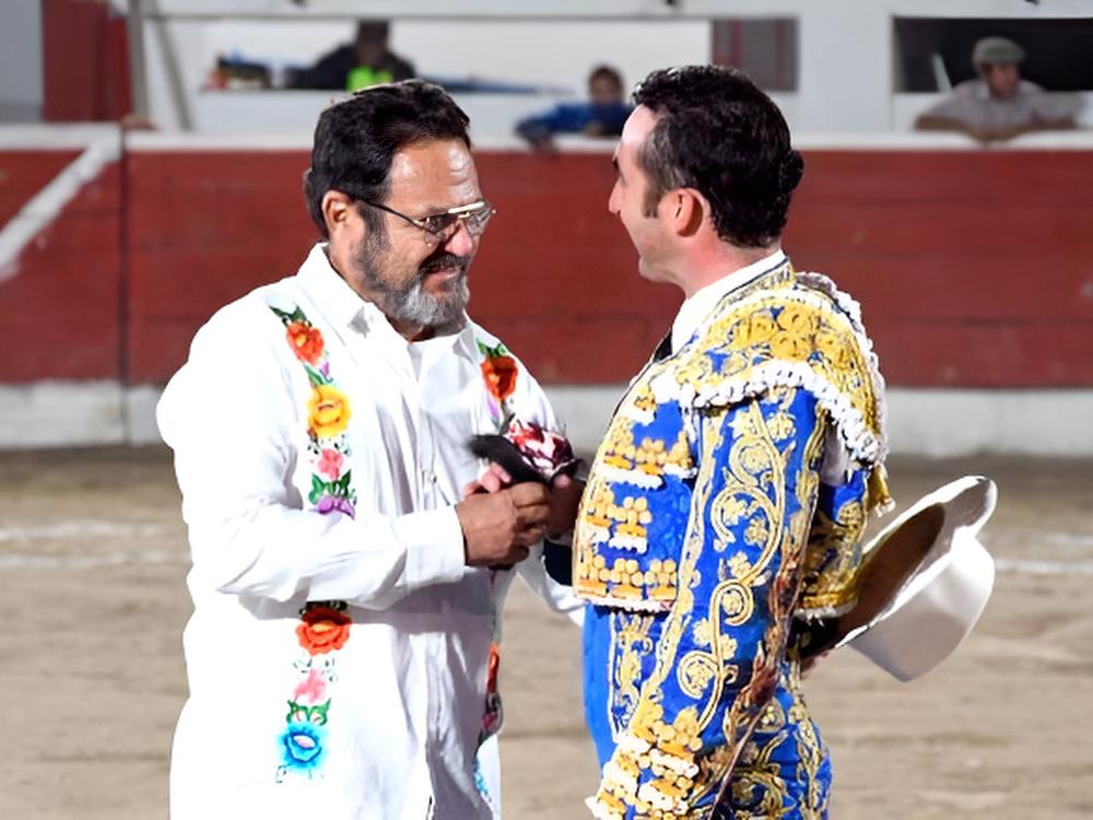 Motul (Yucatán) MEX Monumental "Avilés". Corrida Blanca. Toros de Bernaldo de Quirós y Pepe Garfias (6°) para David Fandila <a href="/DFelFandi/">David Fandila</a> palmas y oreja, <a href="/FerminArmillita/">Fermin Armillita</a> IV ovación y ovación, y Arturo <a href="/GilioArturo/">Arturo Gilio</a> ovación y ovación, foto <a href="/TorosYucatan1/">Toros Yucatán</a> <a href="/portaltaurino/">Portal Taurino</a>