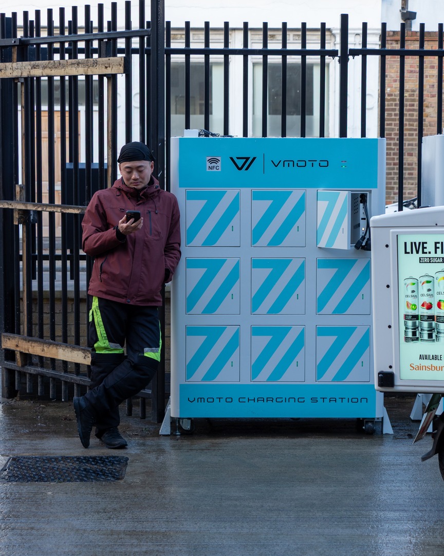 ZenionUK's tweet photo. 🔋 Battery swap has officially landed at Zenion!

This takes electric mobility to the next level, giving riders the freedom of effectively unlimited range, without the need to head home and charge.

#Zenion #Electric #BatterySwap #London #Vmoto https://t.co/rBlfBJBc9Z