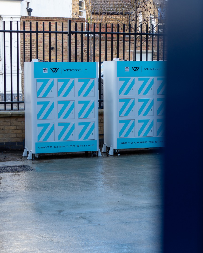 ZenionUK's tweet photo. 🔋 Battery swap has officially landed at Zenion!

This takes electric mobility to the next level, giving riders the freedom of effectively unlimited range, without the need to head home and charge.

#Zenion #Electric #BatterySwap #London #Vmoto https://t.co/rBlfBJBc9Z