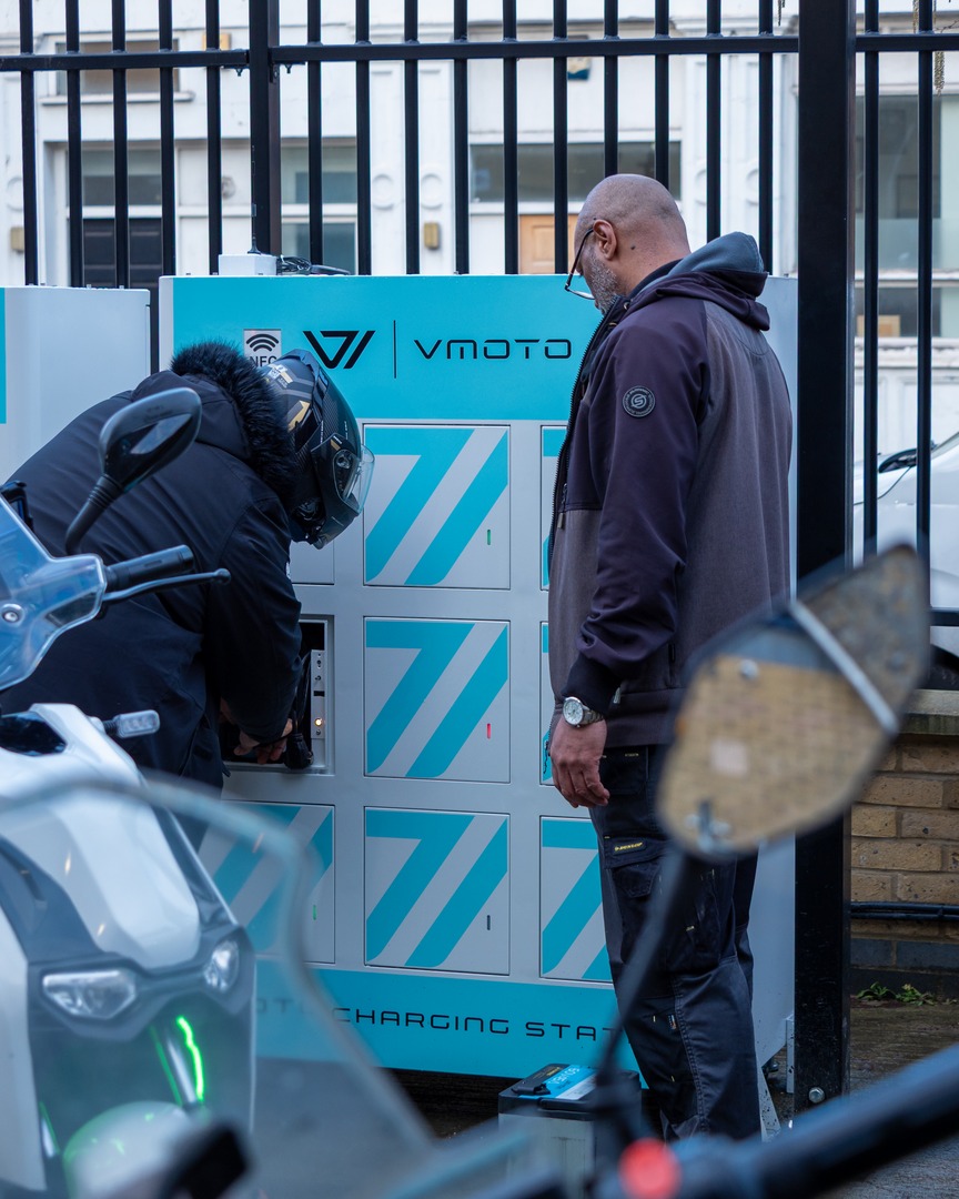 ZenionUK's tweet photo. 🔋 Battery swap has officially landed at Zenion!

This takes electric mobility to the next level, giving riders the freedom of effectively unlimited range, without the need to head home and charge.

#Zenion #Electric #BatterySwap #London #Vmoto https://t.co/rBlfBJBc9Z