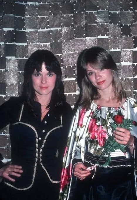 TheExtremeMusi1's tweet image. A very young Ann and Nancy Wilson