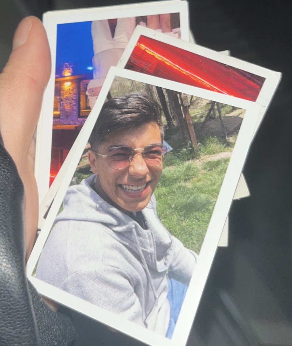 melisahakancakr's tweet photo. Fotoğrafta gördüğünüz kişi abim Hakan Çakır;

Hakan Çakır 10 ağustos gecesi ailesini korumak isterken, kendi aralarında çeteleşmiş bir aile tarafından katledildi.
Olay yerinde yalnızca 5 kişi tespit edilebildi
2’si suça sürüklenen çocuk yasasından cezadan indirim alacaklar.

Hakan Çakır 23 yaşında, gençliğinin baharındaydı. İşinde gücündeydi. 
Annesi ve kız kardeşini rahatsız eden şahıslara karşı çıktığı için, planlayarak ve tasarlayarak katledildi.

Zanlıların her birinin suç dosyası kabarık.
O gece abim Hakan Çakır’ı kaybettim. Babam ve büyük abim ölümden döndü, annem ise darp edildi.

İlk mahkememizde karşı tarafın aile ve arkadaşları “masum olan zeynallar, katil olan Çakır’lar” sloganları attı.

Olay günü köfteciden bıçak alındığı kamerelara yansımışken tanıklar ifadelerini değiştirip görmedim duymadım bilmiyorum oynadı. 

Bu yolda ailem ve kaybettiğim abim için adalet arıyorum. Cezalar yükselmesini ve Suça sürüklenen çocuk yasasının kalmasını istiyoruz. Eli kanlı kimse çocuk olamaz.

Anneler babalar artık çocukları için endişeleniyor. Abim ilk değildi, son da olmadı. Sesimizi duyurmak için kamuoyundan destek istiyoruz.

Bizi birbirimizden ayıran o aile bu dünyada yan yana gelsin istemiyoruz. 
Masum olan, suçsuz olan abimdi. 
Onurlu duruşunun bedeli de ölüm olmamalıydı. 

#HakanÇakır 
@yilmaztunc @adalet_bakanlik
