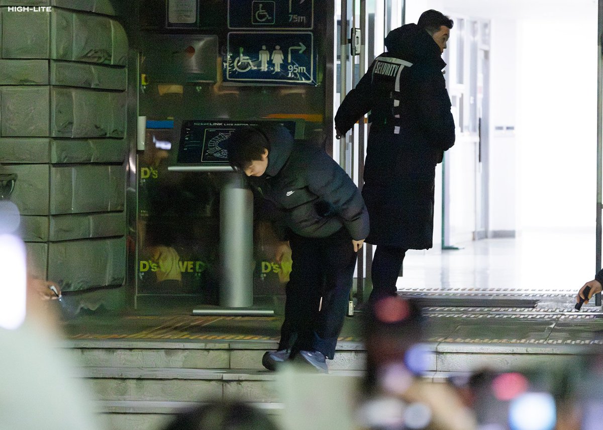 High__Lite's tweet image. 260104 D'sWAVE ENCORE : SEOUL

허리 숙여 인사할 땐 앞발이 들리고
손키스도 마구마구 해주는 강쥐의 퇴근길🐶

#대성 #DAESUNG #DLITE #テソン #DsWAVE #DsWAVEEncoreinSeoul 

@d_lable