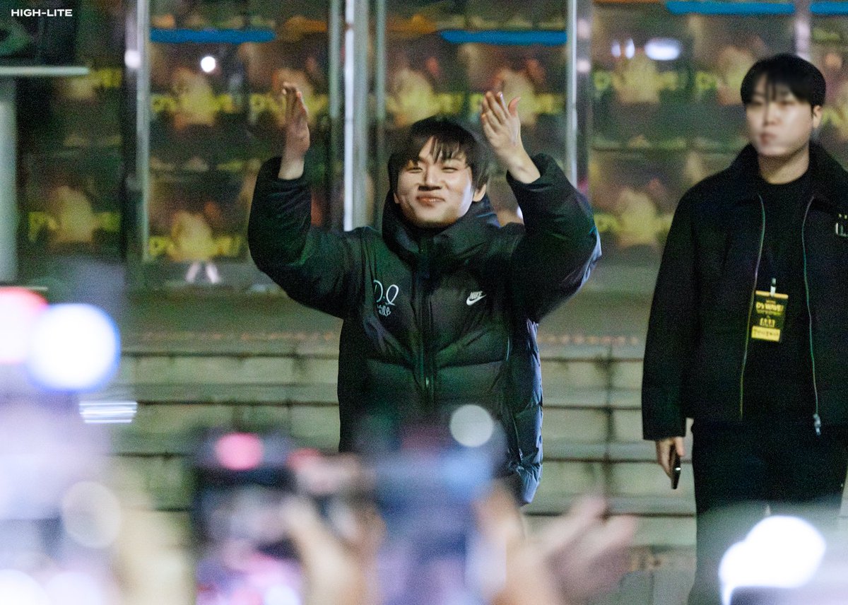 High__Lite's tweet image. 260104 D'sWAVE ENCORE : SEOUL

허리 숙여 인사할 땐 앞발이 들리고
손키스도 마구마구 해주는 강쥐의 퇴근길🐶

#대성 #DAESUNG #DLITE #テソン #DsWAVE #DsWAVEEncoreinSeoul 

@d_lable