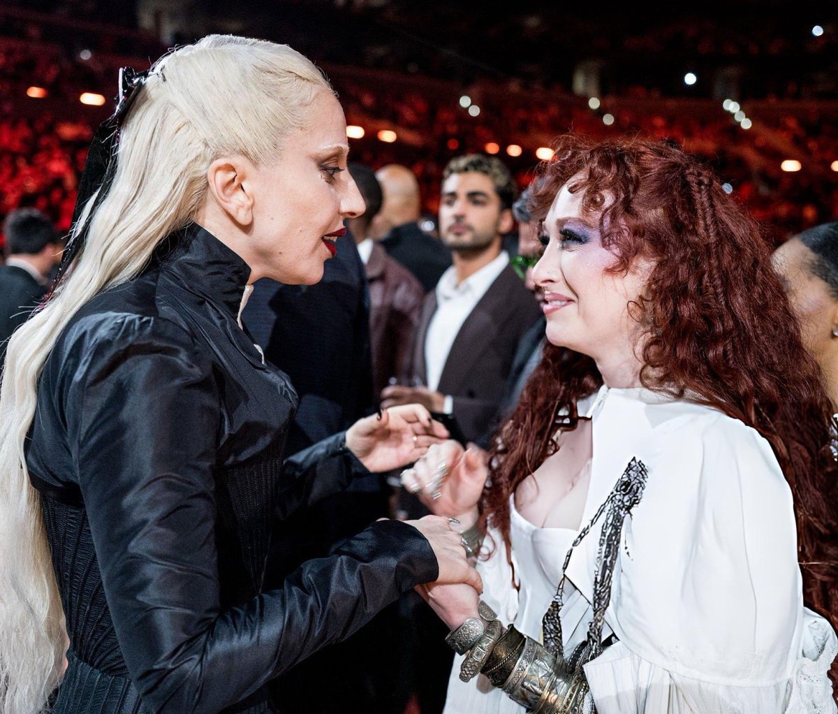 NaweSnape's tweet image. las fotos de gaga en premios siempre parecen campesinos pidiendo a la reina por protección y maíz