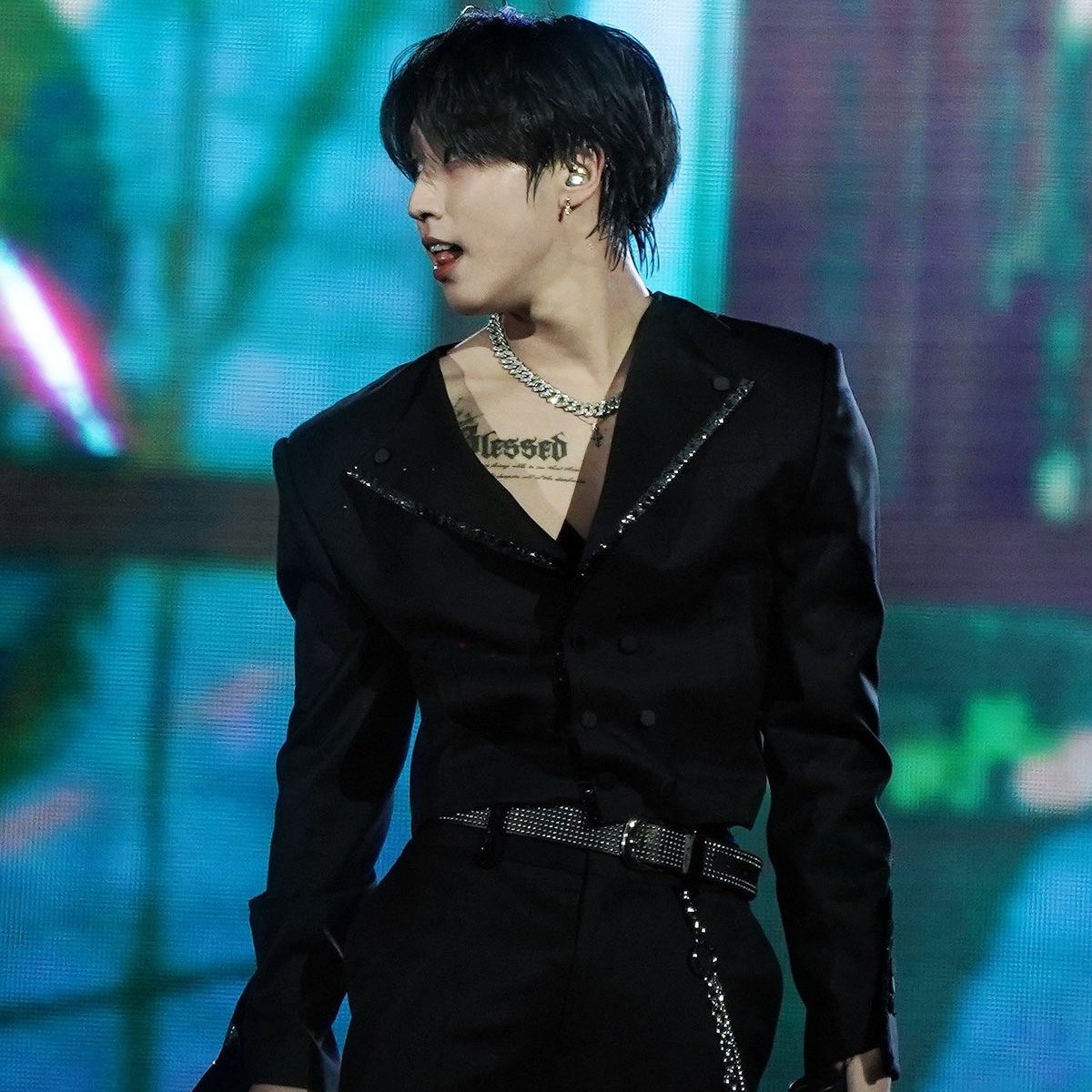hjspopbase's tweet photo. During a recent fansign event, a fan with tattoos met #HAN Jisung and the two briefly talked about them. Han shared that he’s thought about getting more tattoos on his ribs in the future.

— though he emphasized that it’s only an idea for now &amp; he hasn’t made any decisions yet. https://t.co/BxhU4jLzQn