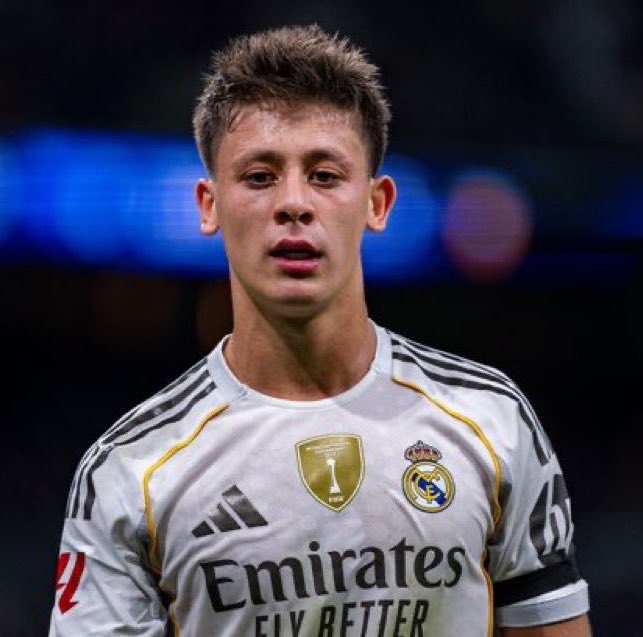 Esta siendo el mejor futbolista del Madrid cada fin de semana, y aun así tenemos que ver como Arbeloa y también Xabi le sacaban el primero en los cambios siempre para no molestar a las divas, únicamente porque no se queja, porque no pone caras, porque obedece..

De vergüenza.