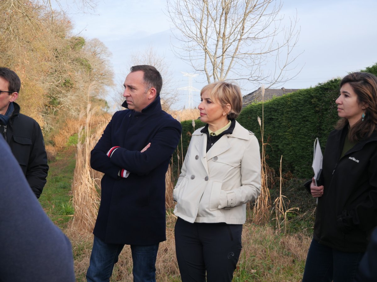 Prefet64's tweet photo. #Biomasse | Des initiatives locales au service de la transition écologique

🌱 À Navailles-Angos, visite d’une plantation de 6 hectares de miscanthus sur des terres en jachère.

Avec Euralis et la Chambre d'agriculture, un groupe de travail rassemble les acteurs du monde agricole pour structurer le développement de la filière biomasse : déchets non valorisés (rafles de maïs, bois de vignes) ou cultures à vocation énergétique.

Trois principes simples pour développer la biomasse : priorité à la production alimentaire ; pas d’irrigation ; pas d’intrants.

Une initiative qui illustre la capacité à relier souveraineté alimentaire, souveraineté énergétique, et revenu de nos agriculteurs.