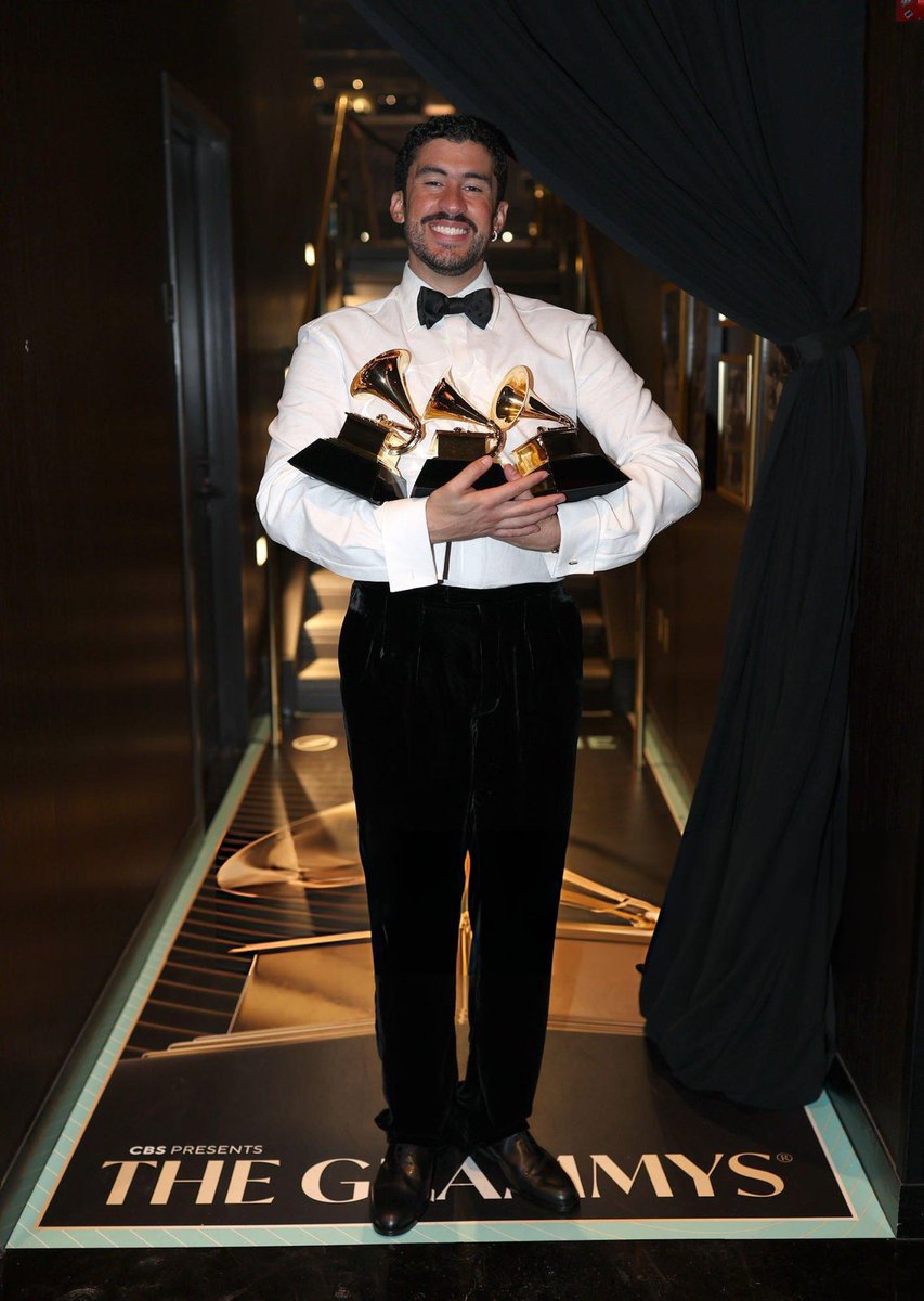 ¡HACIENDO HISTORIA!!. 
Bad Bunny gana el GRAMMY a Álbum del Año con DtMF y este momento ya es legendario para la música latina ØR Es el primer álbum
completamente en español que gana AOTY.