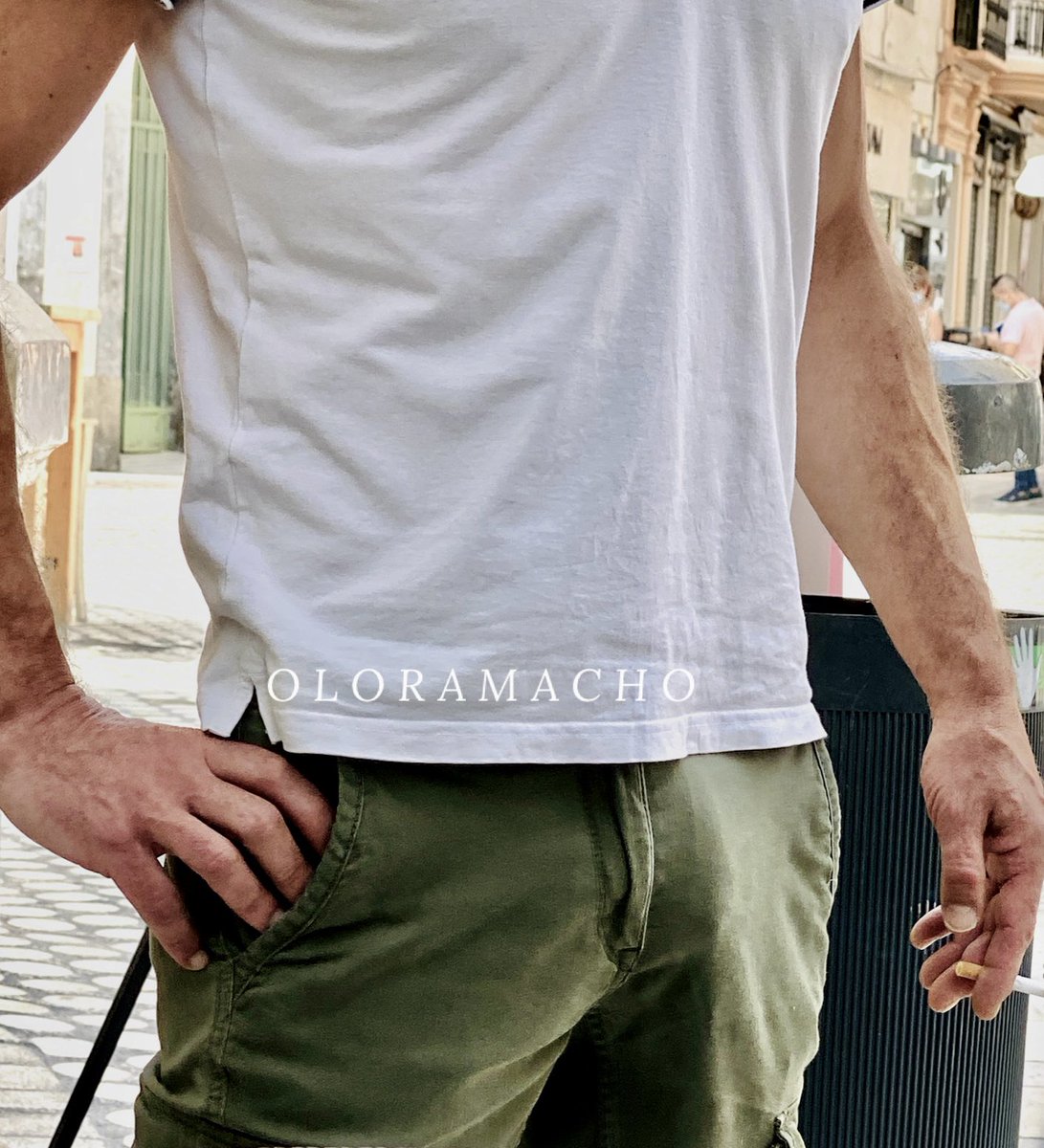 oloramacho's tweet photo. Me gusta salir a la calle sin gayumbos y observar como me miran algunos el bulto de mi picha colgona 

Calentando el día 😜 https://t.co/zlR94T5r7i