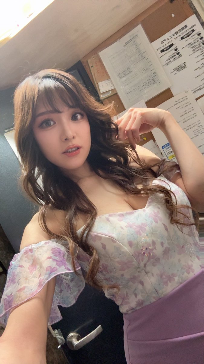 riyoriyo_'s tweet photo. 【今週末は、東北へツアーいきます♡】

こんばんは。
先週は大阪、名古屋ツアーでしたが
3日間とも超満員御礼のご来場に感謝でした！
名古屋2日目は女性限定(女性ご同伴なら
男性も入場可)ライブ、
女祭りでしたが11回目にして過去最高のご来場！
女性がたくさんのライブはなんだか空気も違い？
とってもいい香りがします😂♡笑
この2daysライブはご好評で
次回また4月に名古屋ケニーズで開催決定❣️
4/11（土）普通ライブ
4/12（日）お昼・女祭りライブです！
ご予約はもう少ししたら始まると思うので
またぜひお楽しみに♡

さて、そんなわけで…！
今週末からは【東北地方】へまいります❣️☃️
まだご予約大丈夫だと思いますので、
東北の皆さま、ぜひぜひ会いに来てね🥹
終演後は各地でサイン会もございます♡

2/5(木)山形「Noisy Duck」
【MC】¥4,500
【LIVE】開場18:00、開演19:00 (2set 入替無し)
【予約】 090-9744-1226、 023-633-6506　
【住所】山形市七日町3-3-31

2/6(金)秋田「The Cat Walk」
【MC】¥4,500
【LIVE】開場18:00、開演19:00 (2set 入替無し)
【予約】 018-865-6699　
【住所】秋田市大町3丁目4-11 　

2/7(土)福島「MINGUS」
【MC】¥4,500
【LIVE】開場13:00、開演14:00 (2set 入替無し)
【予約】 024-522-5341
【住所】福島市大町1-7