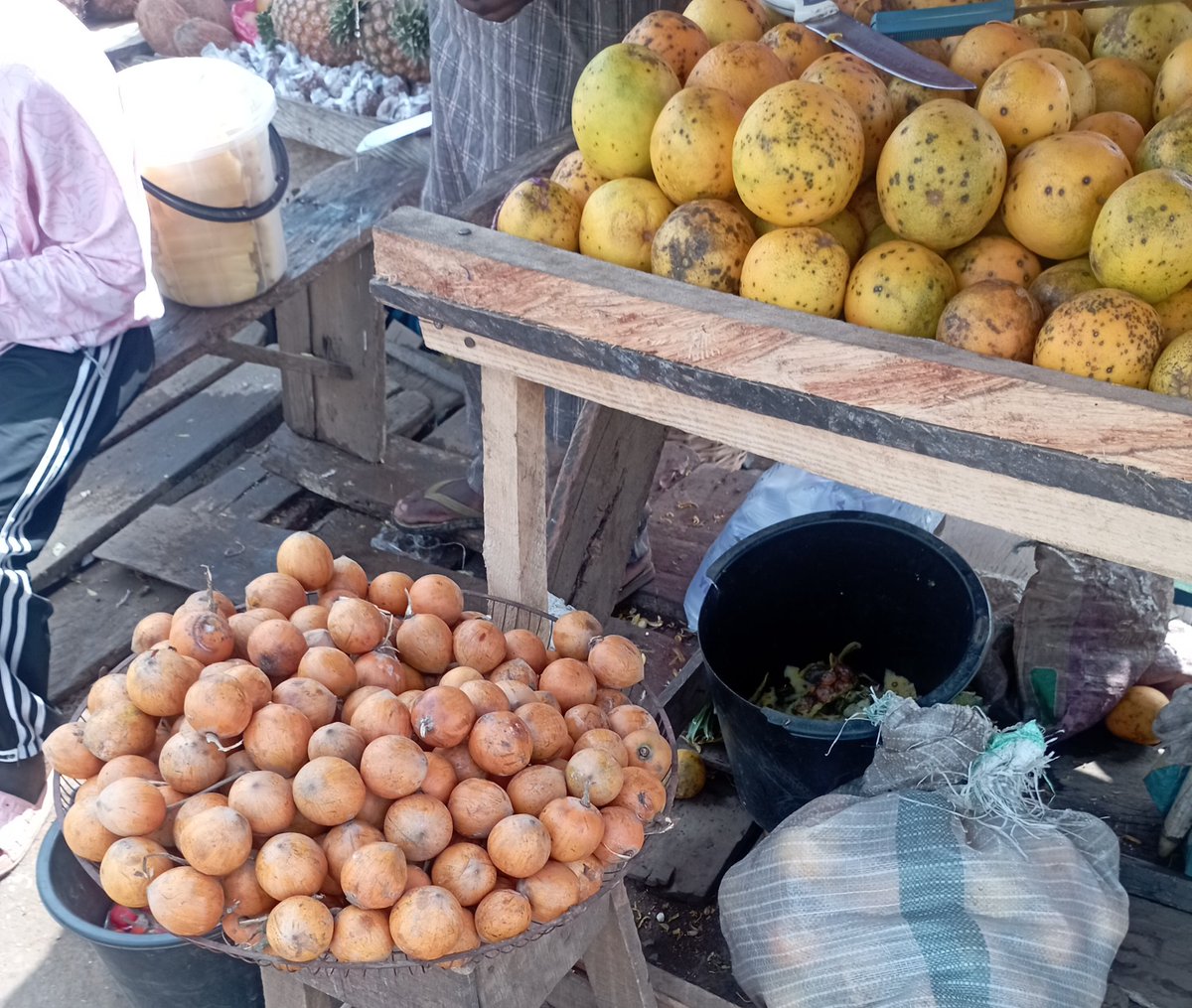 _jaythrilli's tweet image. This aboki gave me sweet Fanta to taste and packaged lime for me inside nylon. He must be a davido fan #30BG  I'm not sorry 😭😭😂