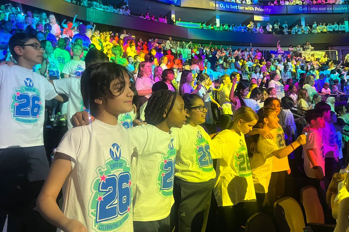 Brentwood_Prep's tweet image. Year 5 took the O2 by storm, from a special conductor shout-out to performing in a choir of 9,000, it was a day of pure magic🎤

Seeing a sea of tiny torches like fireflies was a moment we’ll never forget. Year 5, your energy was 100%, what a stage to own!🌟👏

#YoungVoices #O2