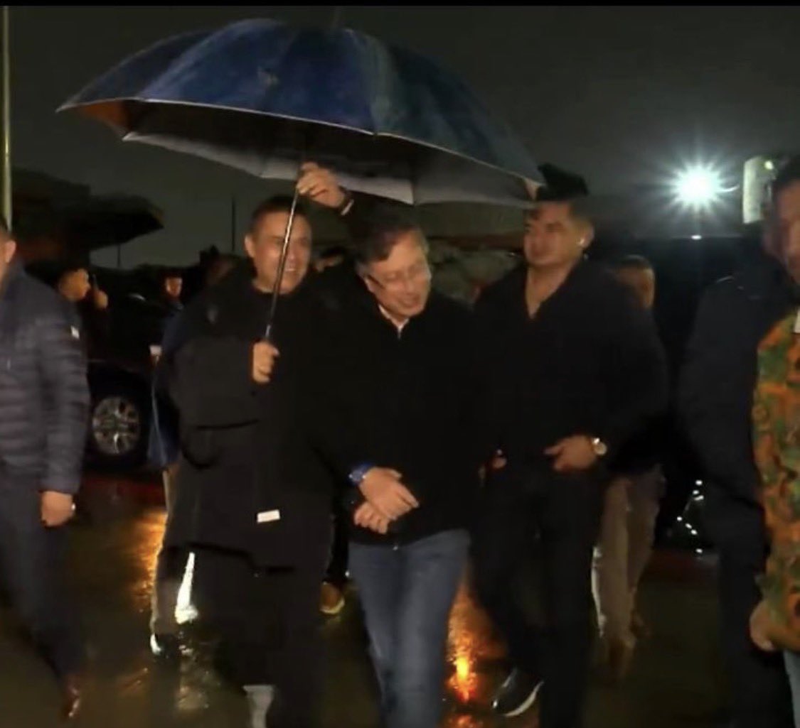 A los blanquitos ricos, les gusta que les carguen el paraguas.