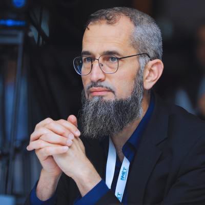 🗣️ Ürdünlü Vaiz Prof. Dr. İyad Kuneybi:

“Epstein skandalı ve Epsteinliler, demokrasinin ‘yanlış uygulanmasının’ bir sonucu değildir; aksine demokrasinin kaçınılmaz sonucu ve beklenen meyvesidir.

Demokrasi, hak ile batılı, helal ile haramı belirlemede ilahî ölçüyü ortadan