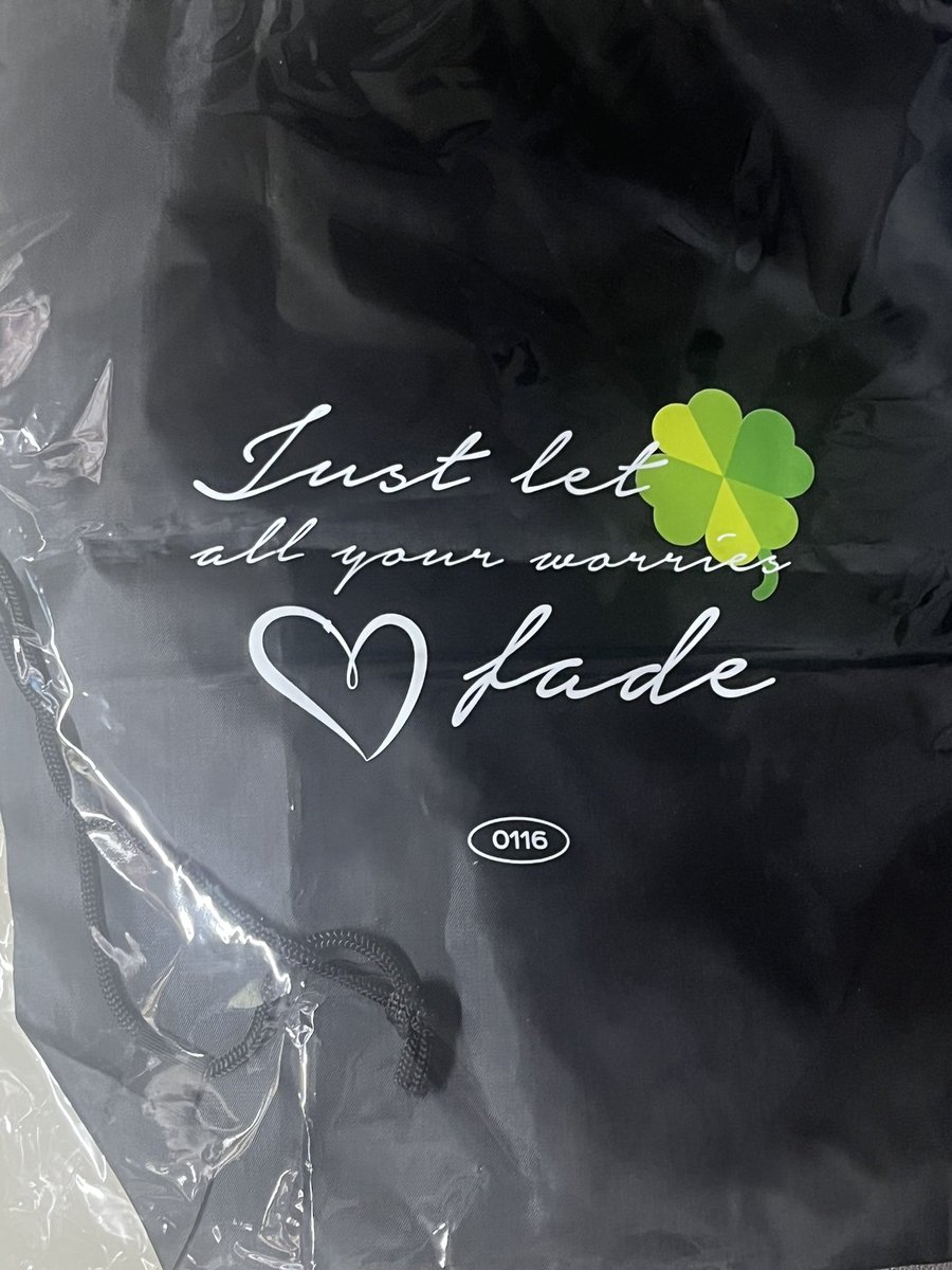 알티이벤트 당첨된 짐색 오늘 받았어요
전반적으로 깔끔하고 멋진 레터링과 산뜻한 네잎클로버의 조합이 너무 예뻐서 받자마자 기분이 너무 좋아졌어욤
이벤트 너무 감사드리고 짐색 잘 사용하겠습니다😊🧡

<a href="/BOO_Fourseasons/">四季節 : 사계절</a>