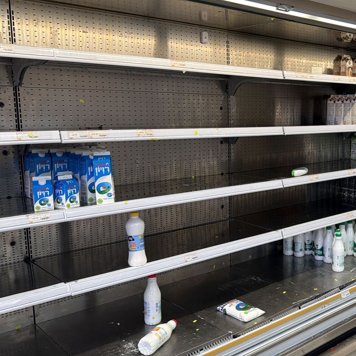 הרפתנים מאיימים להפסיק את אספקת החלב? תראו את התמונה הזו מהשבוע שעבר.
נראה שהתכנון המרכזי הסובייטי שעדיין קיים בארץ כבר התחיל את זה מזמן. 
אנחנו בעד חקלאות ישראלית חזקה, אבל נגד תכנון ריכוזי שפוגע בצרכנים ומשאיר מדפים ריקים.
רק שוק חופשי ימלא את המחסור.