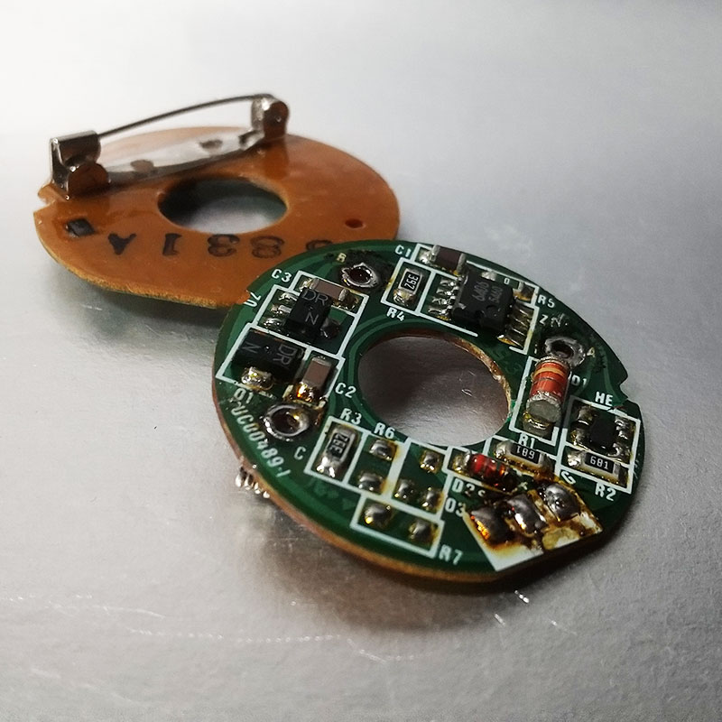 tinypoool's tweet photo. 【新作】ブローチ
「エレ界隈」
この金具は「造花ピン」と言うらしい
#ブローチ #brooch
#エレ界隈 #electronicsseries
#基板 #board
#造花ピン
#ハンドメイド
#handmade
#handycraft https://t.co/SJcYYrqkka