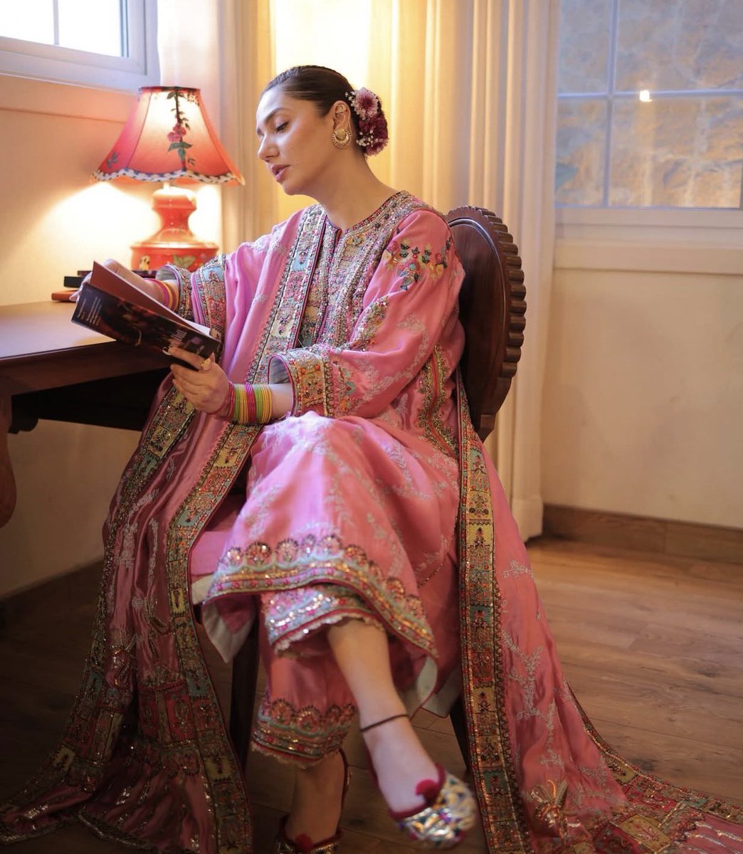 atia_anishah's tweet image. She’s just insanely gorgeous 🤌
Also, I desperately need Mahira Khan’s wardrobe, please 😭🫶
#MahiraKhan