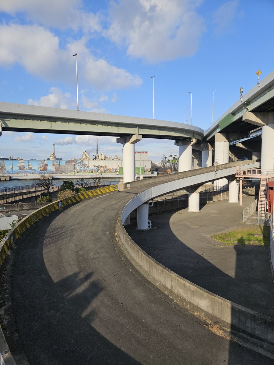 堺の歩道橋から見える、阪神高速の今は封鎖されているレーン。見えているのに車も人も通れない道にグッとくる。