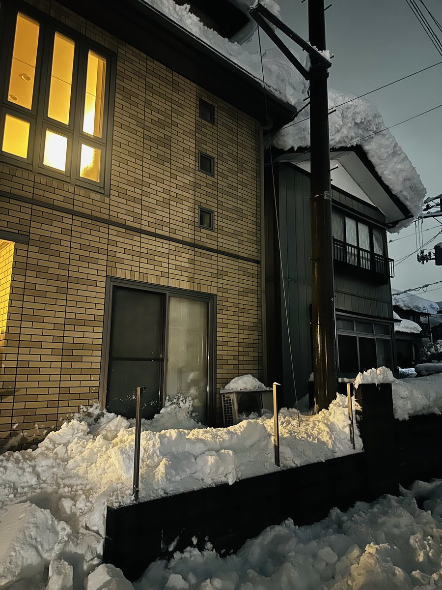 katoseika's tweet photo. 全然雪がやまずに最悪。

ついにベランダが雪で埋まり、唯一の暖房手段のエアコンが霜取り運転で着いたり止まったり。

ドドドドド〜っていう音がして玄関に出てみたら、3階の屋根からの雪庇が落下して玄関脇の塀を直撃して、塀がぶっ壊れた。

直すのに保険効かないし、もう誰か人工太陽とか作って。 https://t.co/EKYLqIYtzz