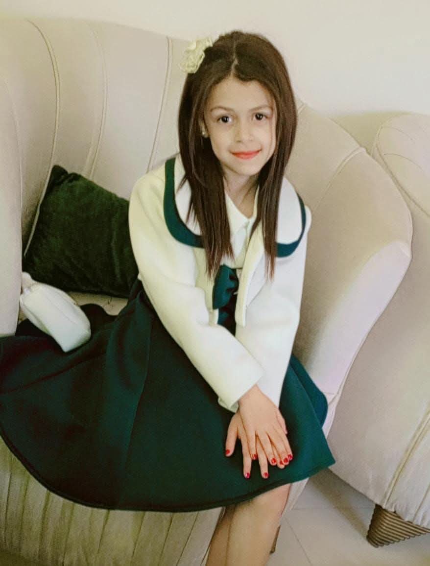 هاي #الطفلة_ملك
اللي قطعتوا عنها الكهرباء وهي على الأكسجين
وقلنا ورجعناها…
اليوم ماتت يا شركة الكهرباء... 
ماتت لأن الفاتورة كانت أهم من النفس
لأن الجشع أقوى من الرحمة
ملك راحت عند رب رحيم
وأنتم باقين قدّام ذنب يختنق بكل نفس انقطع عنها

إن لله وإن إليه راجعون
#الاردن