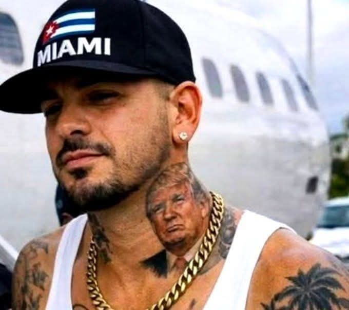 Lui è "El Osky", cubano emigrato a Miami nel 2019.
 Sostenitore di Trump al punto di tatuarselo  sul collo 
 Ha dovuto lasciare Miami perché è stato deportato a Cuba 
Anche oggi abbiamo un vincitore 
Coyones of the day 🏆🎖