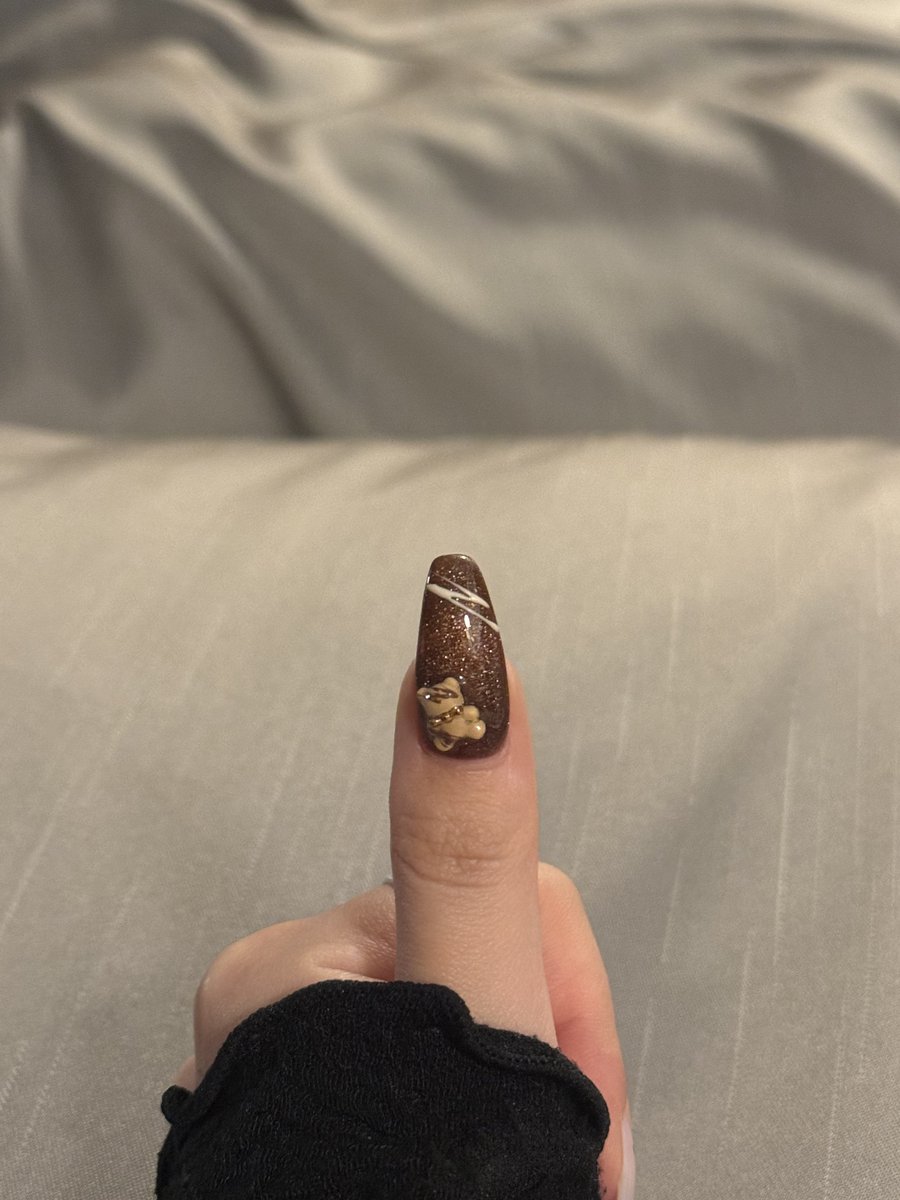 天才ネイリストさんのバレンタインネイルかわいいので見てください。それでは。