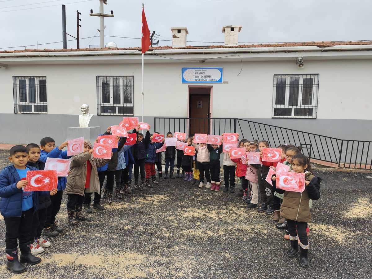 Okulumuz 1/A sınıfı öğrencilerinin “Türk Bayrağı Boyama”etkinliği. Öğretmenimiz Abdurrahim DEMİR ve öğrencilerimize teşekkür ederiz.
<a href="/Yusuf__Tekin/">Yusuf Tekin</a> <a href="/tuncay_akkoyun/">Tuncay Akkoyun</a> <a href="/ali_eyyupkoca/">Ali Eyyupkoca</a> <a href="/omerli_Kaymakam/">Ömerli Kaymakamlığı</a> <a href="/OmerliMem/">Ömerli İlçe Milli Eğitim Müdürlüğü</a> <a href="/umitcetin47100/">Ümit ÇETİN</a> <a href="/makdag47/">Makdag</a> <a href="/hmete_47/">Hüseyin METE</a>