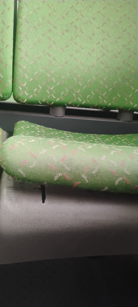 Rodrigo_kps9's tweet photo. @EFE_Rancagua asiento muy suelto en la cuarta fila desde la segunda puerta en el primer carro, del tren que salió a las 7:45 rumbo a Rancagua https://t.co/w6mRPWWSqI